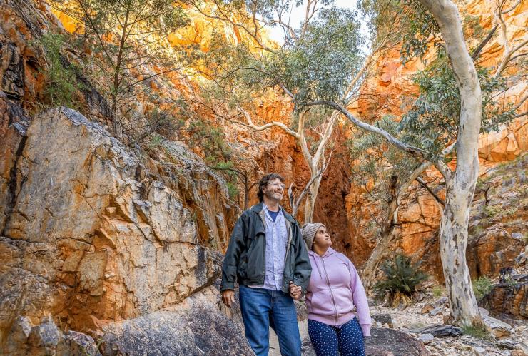 Femme en situation de handicap neurologique avec un homme admirant le Standley Chasm, West MacDonnell Ranges, Territoire du Nord © Tourism NT/Helen Orr