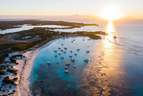 Vue aérienne du coucher de soleil sur Rottnest Island, Perth, Australie Occidentale © Tourism Australia