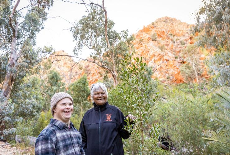 Homme neurodivergent explorant le Standley Chasm en compagnie d'un guide, West MacDonnell Ranges, Territoire du Nord © Tourism NT/Helen Orr