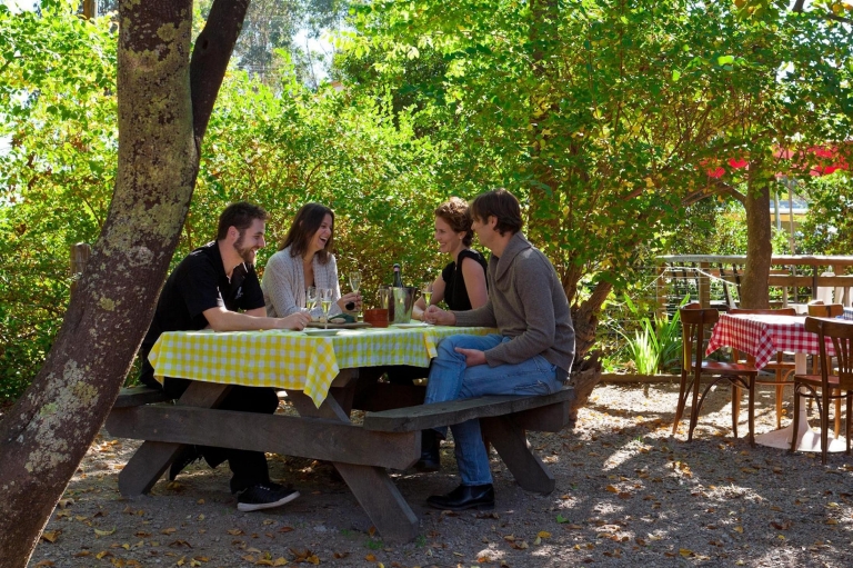 Personnes dînant dehors au Mountain View Hotel de King Valley © Mountain View Hotel