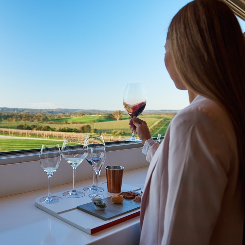 Femme dégustant du vin à The Lane Vineyard à Hahndorf © South Australian Tourism Commission