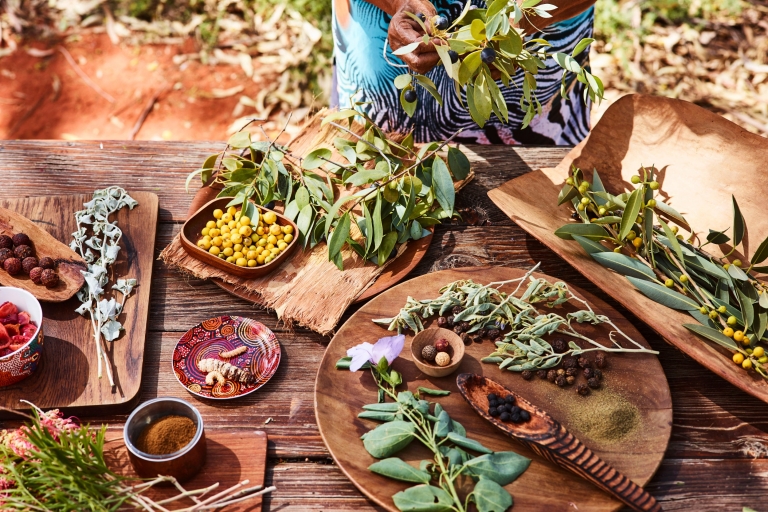 Ingrédients aborigènes sur une table à Ayers Rock Resort © Voyages