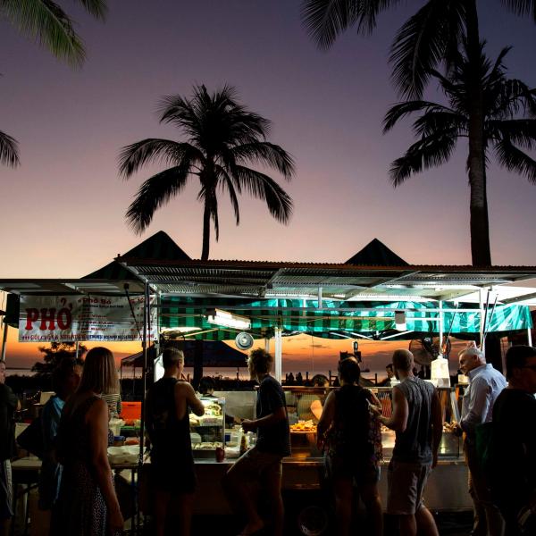 Étals de nourriture au coucher du soleil aux Mindil Markets de Darwin © Tourism NT/Marché nocturne de Mindil Beach