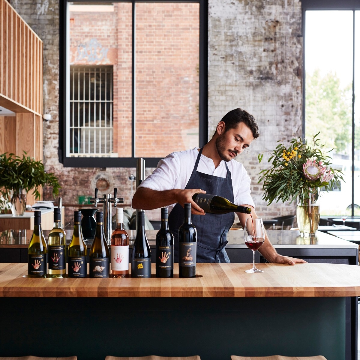 Barman versant du vin au Handpicked Wines à Sydney © Handpicked Wines