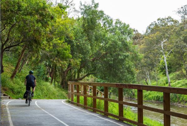 Cycliste roulant sur une piste près d'Abbotsford Convent à Melbourne © Roberto Seba