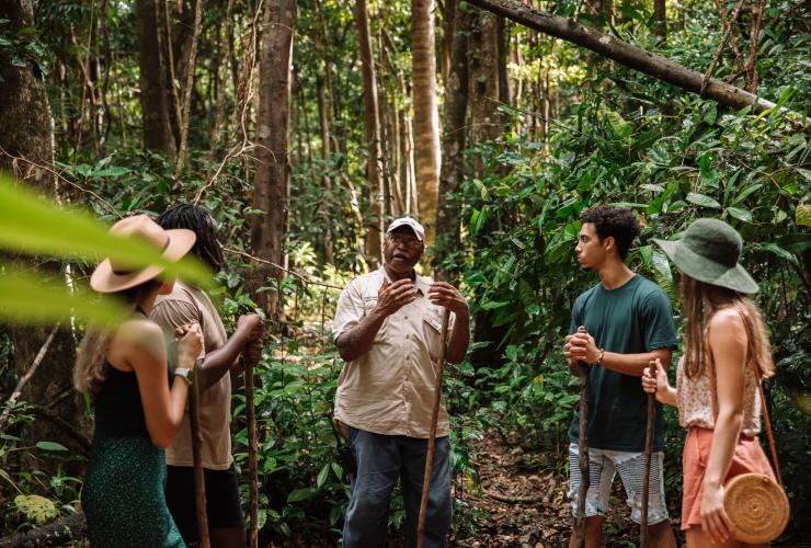 Groupe participant à l'expérience Dreamtime Walk en compagnie d'un guide aborigène au Mossman Gorge Centre, QLD © Tourism and Events Queensland