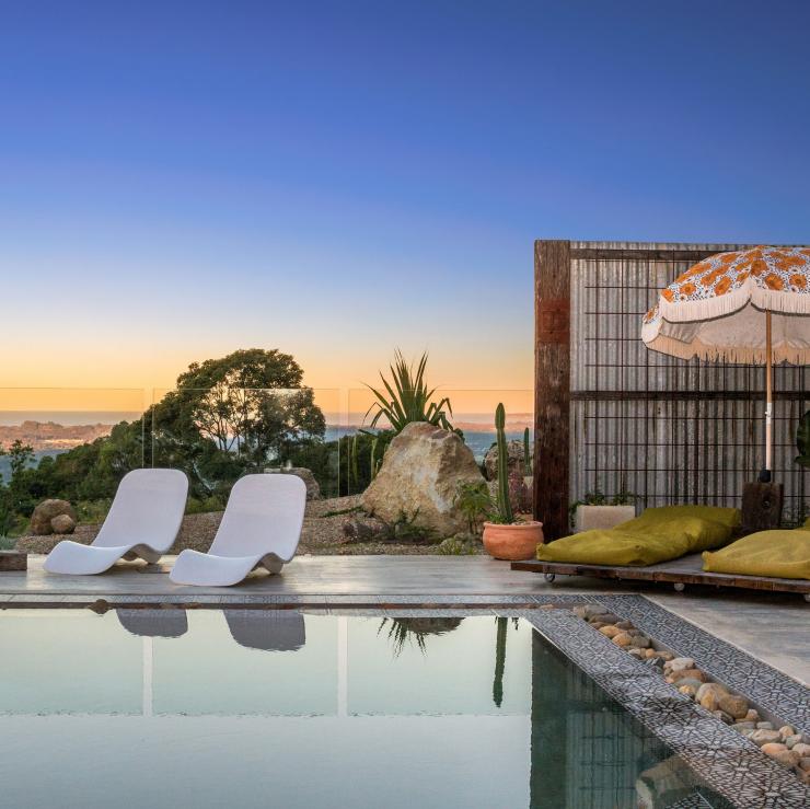 Vue de la piscine de l'hôtel Blackbird au coucher du soleil © Blackbird/Saul Goodwin @propertyshotphotography