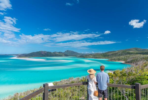 Un couple admire la vue sur les Whitsundays depuis Hill Inlet © Riptide Creative