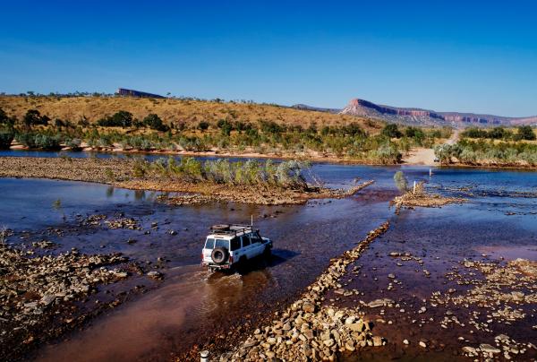 Vue aérienne d'un 4x4 traversant une rivière peu profonde au Pentecost River Crossing en Australie Occidentale © Tourism Western Australia 
