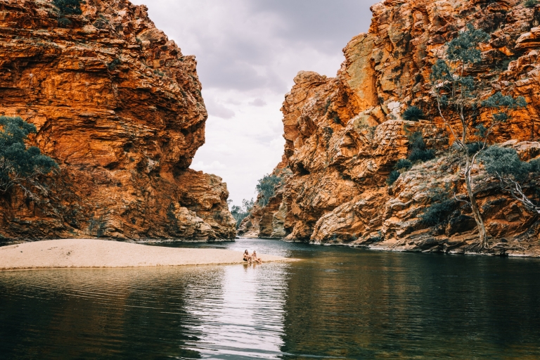 Détente à Ellery Creek Big Hole, West MacDonnell Ranges, Territoire du Nord © Tourism NT, Laura Bell