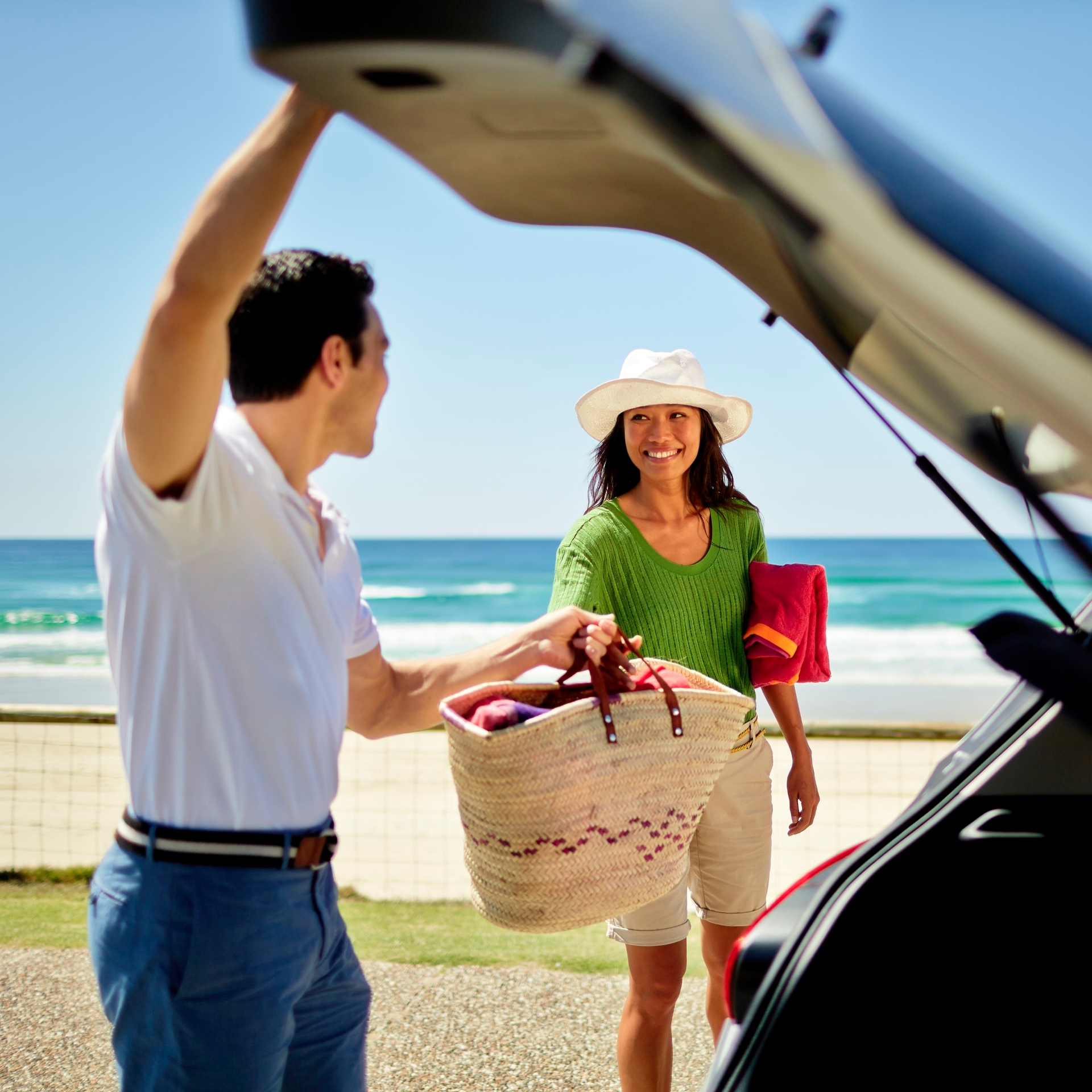  Pasangan membongkar muatan mobil di Main Beach di Gold Coast © Tourism Australia