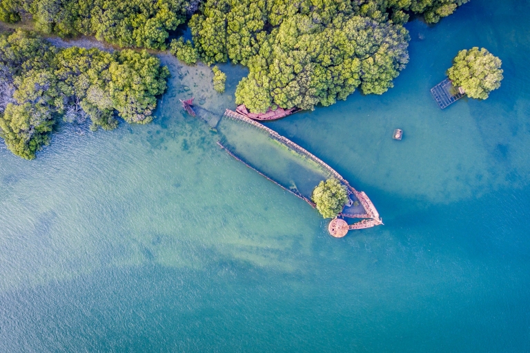 Pemandangan kapal tenggelam dari udara di sekitar Garden Island © Michael Waterhouse