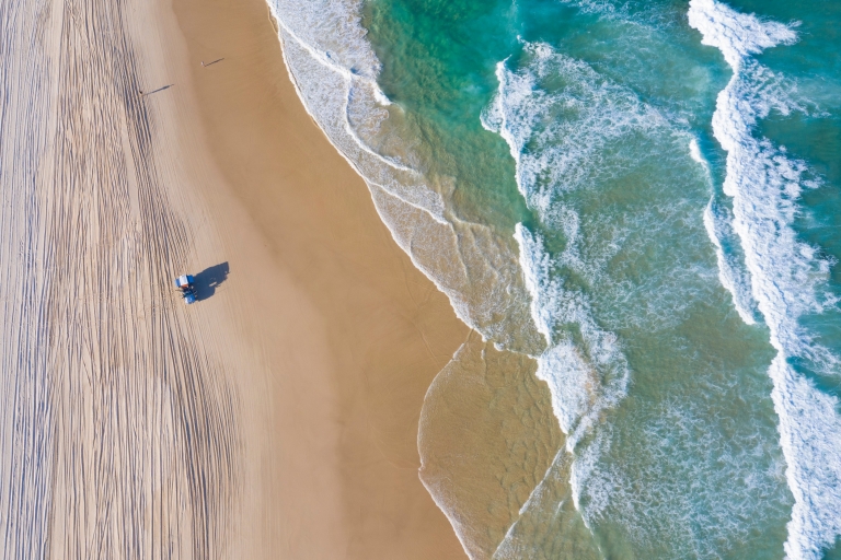 Mengemudi sepanjang pantai di North Stradbroke Island © Tourism and Events Queensland