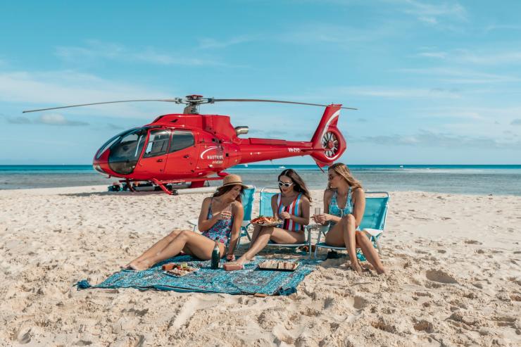 Nautilus Aviation day tour di Vlasoff Cay dekat Cairns © Tourism Tropical North Queensland