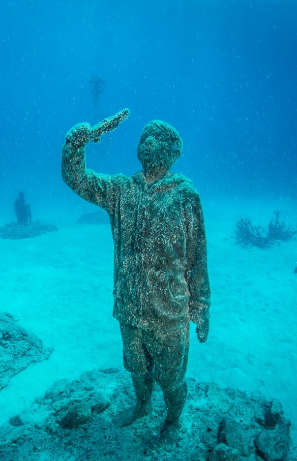 Pameran patung bawah air di Museum of Underwater Art di dekat Townsville © Matt Curnock