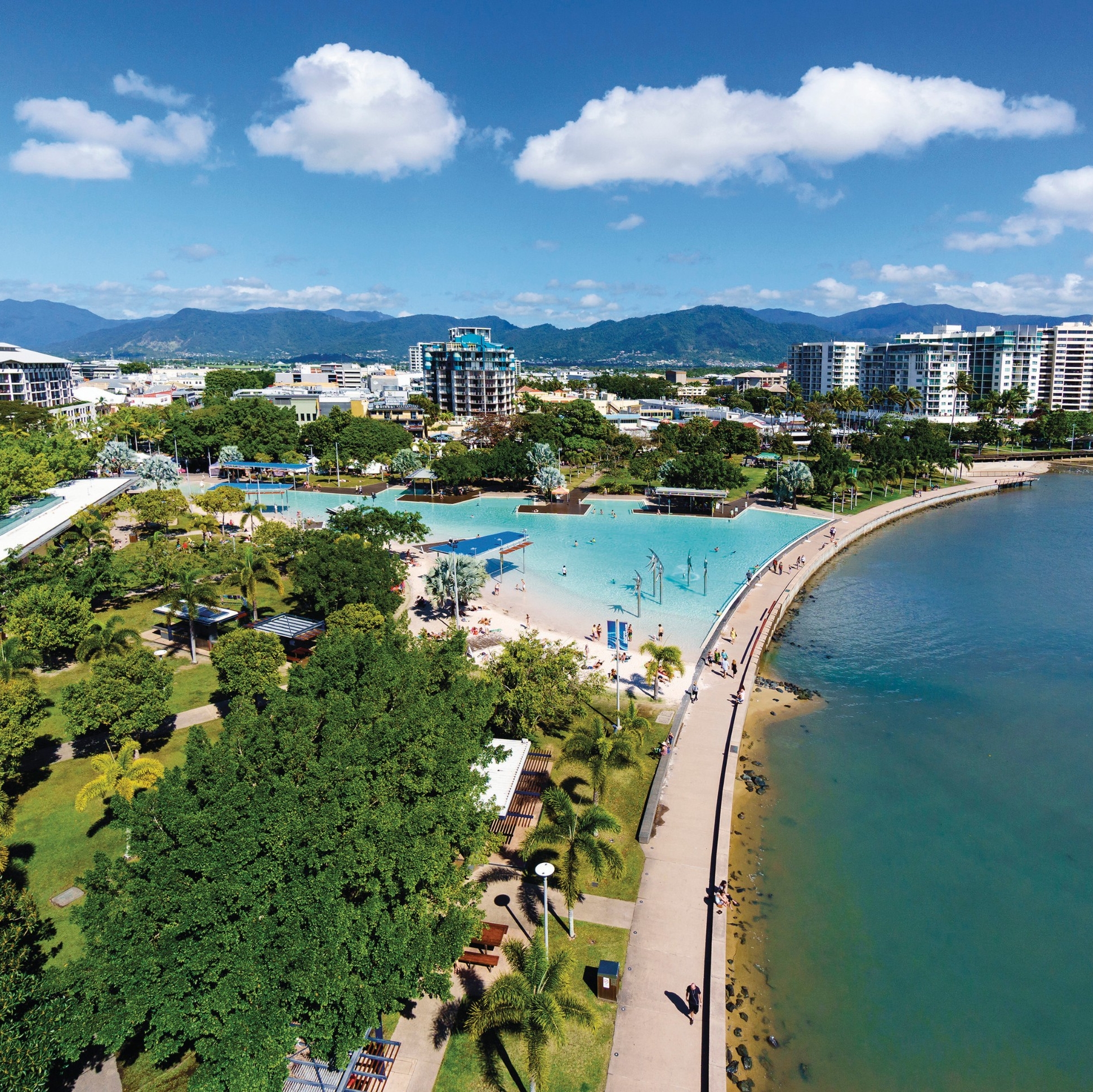 Pemandangan dari udara sebuah jalanan tepi pantai dan laguna Cairns © Tourism and Events Queensland