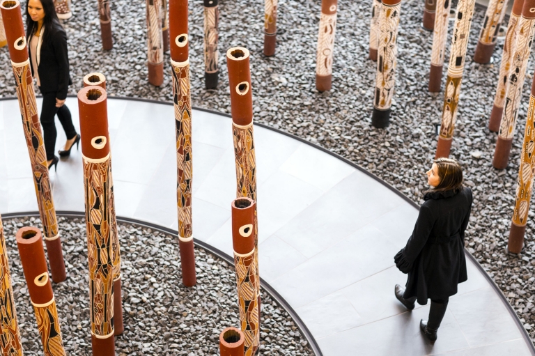 Seorang wanita berjalan melintasi National Gallery of Australia di Canberra © VisitCanberra