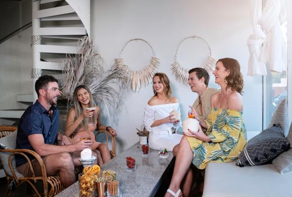 Sekelompok orang sedang menikmati minuman di The Trader Bar di Darwin © Tourism NT/Shaana McNaught