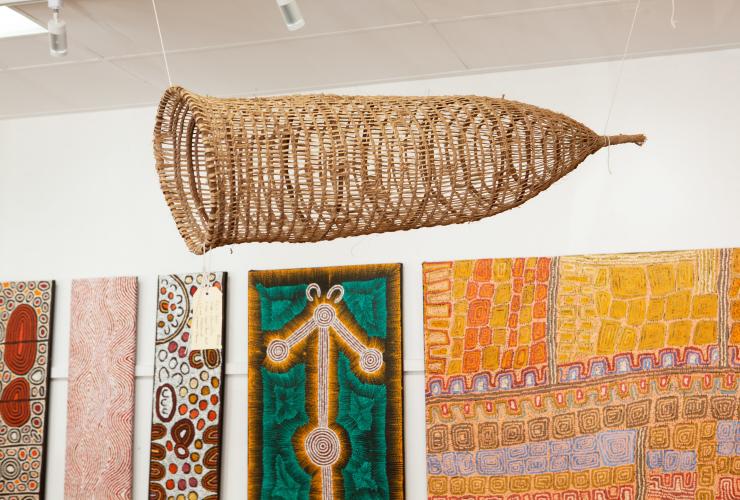 Keranjang anyaman tergantung di langit-langit Mason Art Gallery, Darwin, Northern Territory © Tourism NT/Mason Art Gallery