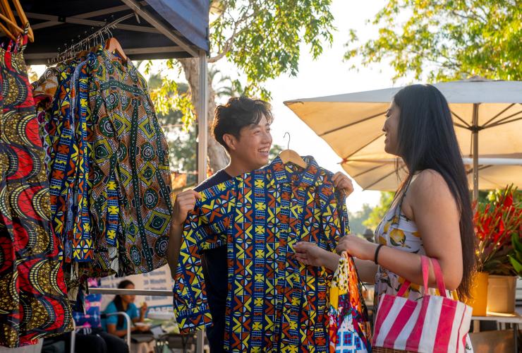 Pasangan berbelanja di Parap Markets, Darwin, Northern Territory © Tourism NT