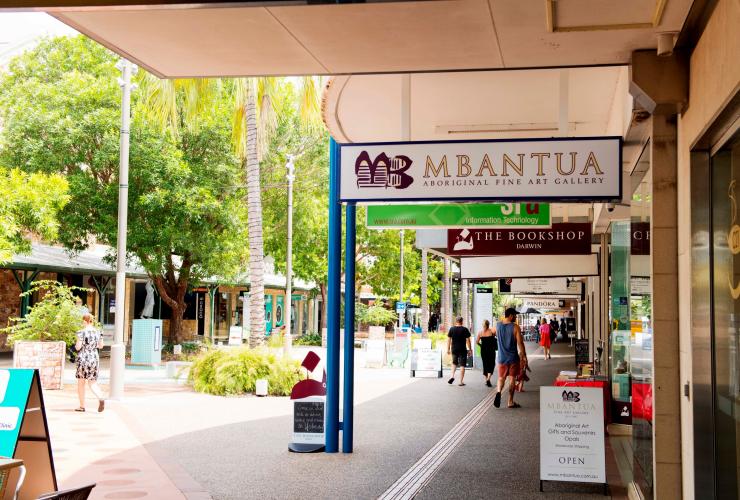 Papan nama toko Mbantua Gallery, Darwin, Northern Territory © Tourism NT/Elise Derwin