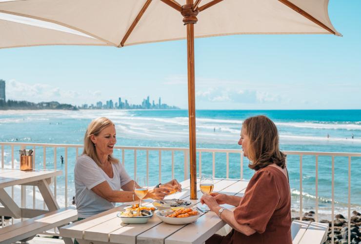 Wanita sedang bersantap di Burleigh Pavilion di Gold Coast © Destination Gold Coast