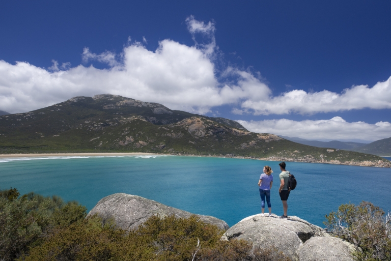 Pasangan berdiri pada Pillar Point di Wilsons Promontory © Visit Victoria