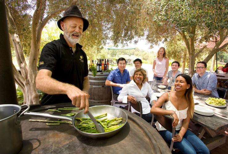 Kelas master asparagus dan makan siang dipadukan dengan anggur di Edgecombe Brothers Winery di Swan Valley © Tourism Western Australia