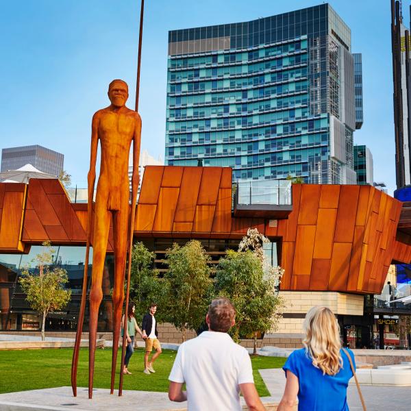 Pasangan sedang mengagumi patung prajurit di Yagan Square Perth © Tourism Western Australia
