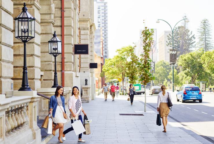 Sekelompok orang berbelanja di State Buildings di Perth, Western Australia © Tourism Western Australia