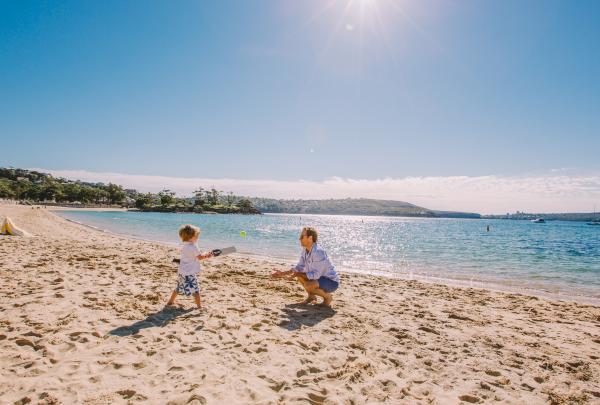 Ayah dan anak laki-laki di Balmoral Beach di Sydney © Tourism Australia