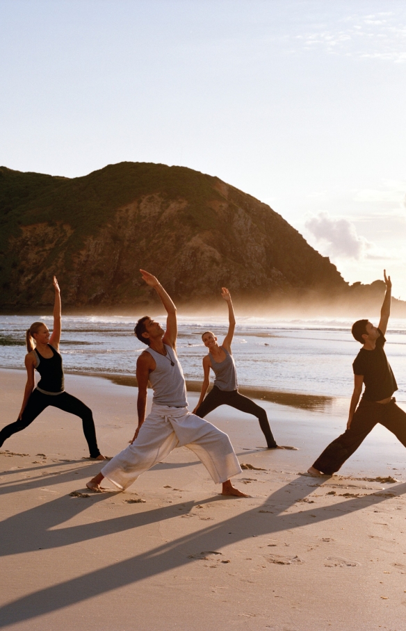 Yoga saat matahari terbit, Byron Bay, NSW © Mike Newling, Tourism Australia