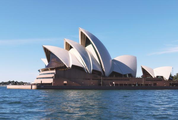 Pemandangan Sydney Opera House dari air, Sydney, New South Wales © Tourism Australia