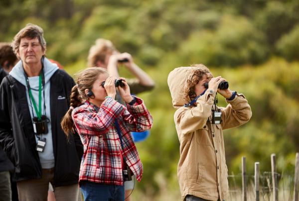 Anak-anak menggunakan teropong dalam tur alam Wildlife Wonders, Great Ocean Road, Victoria © Tourism Australia/Visit Victoria