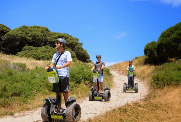Orang-orang menikmati tur segway di Rottnest Island, Western Australia © Rottnest Island Authority