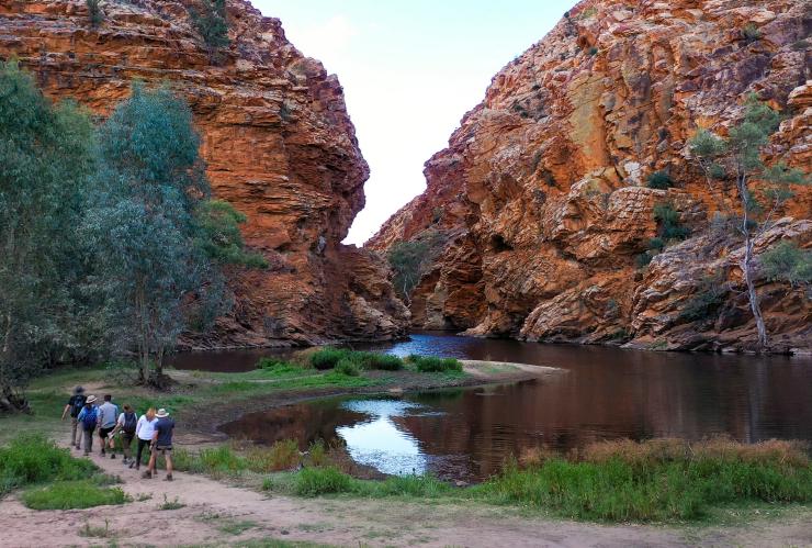 Outback Tour Services memandu grup melewati formasi Ellery Creek Big Hole, Northern Territory © Tourism NT/Tourism Australia