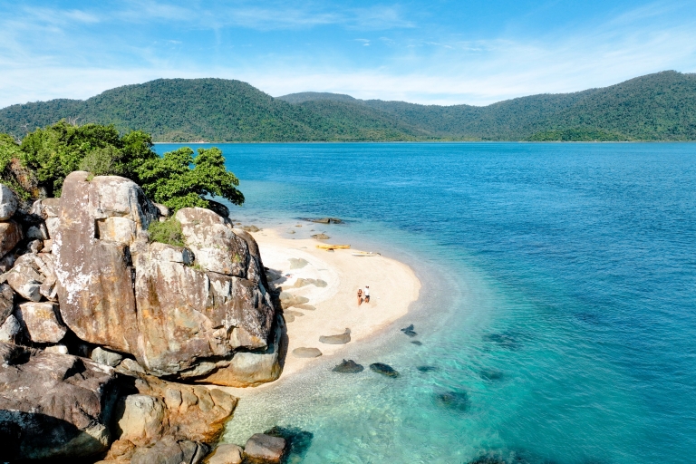 Pemandangan dari atas sepasang kekasih berjalan menyusuri pantai dalam Salty Dog Adventure Tour di Whitsunday © Tourism and Events Queensland