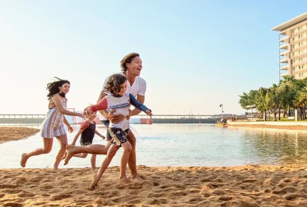 Kegembiraan bersama keluarga di Waterfront, Darwin, NT © Tourism NT/Shaana McNaught