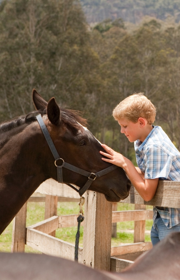 Anak-anak bersama seekor kuda di Emirates One&Only Wolgan Valley © Luxury Lodges of Australia