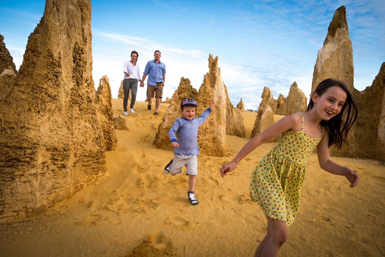 Keluarga menjelajahi Pinnacles, Nambung National Park di Western Australia © Tourism Western Australia/David Kirkland