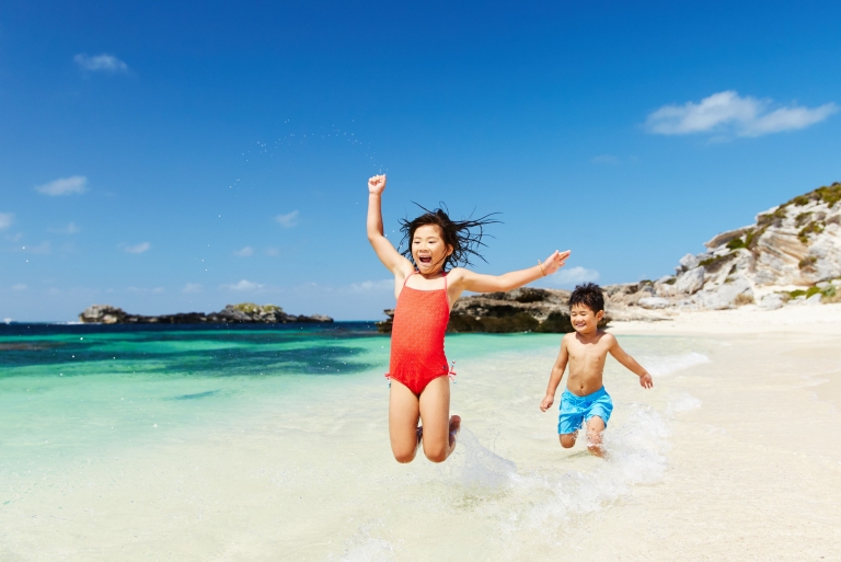 Dua anak sedang bermain di pantai Rottnest Island © Rottnest Island Authority