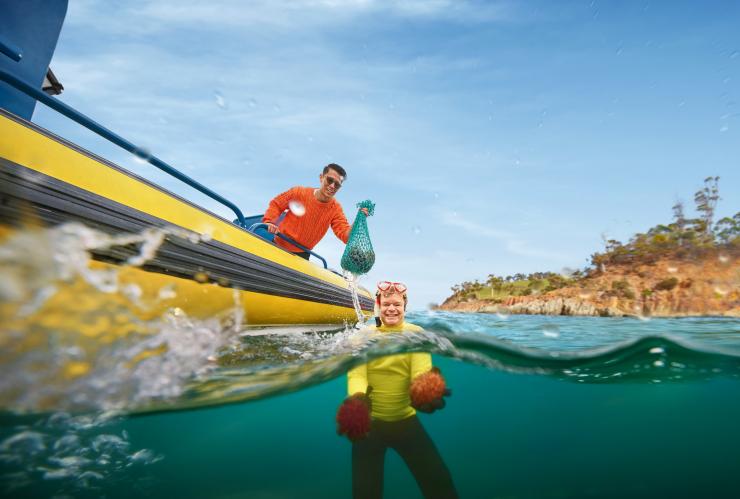 Wisata hidangan laut bersama Rob Pennicott, Bruny Island, TAS © Tourism Australia