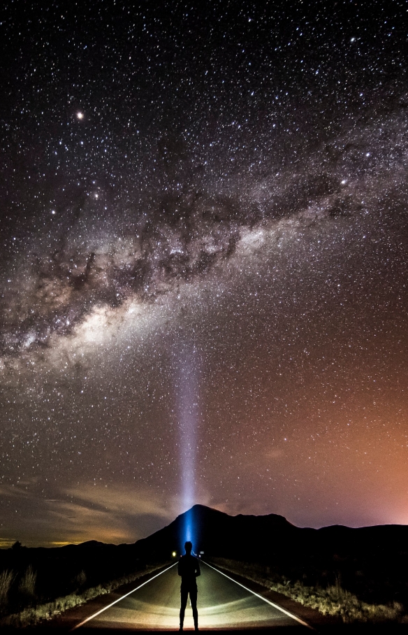 Pengamat bintang dengan senter kepala melihat bima sakti © Tourism and Events Queensland/Sean Scott