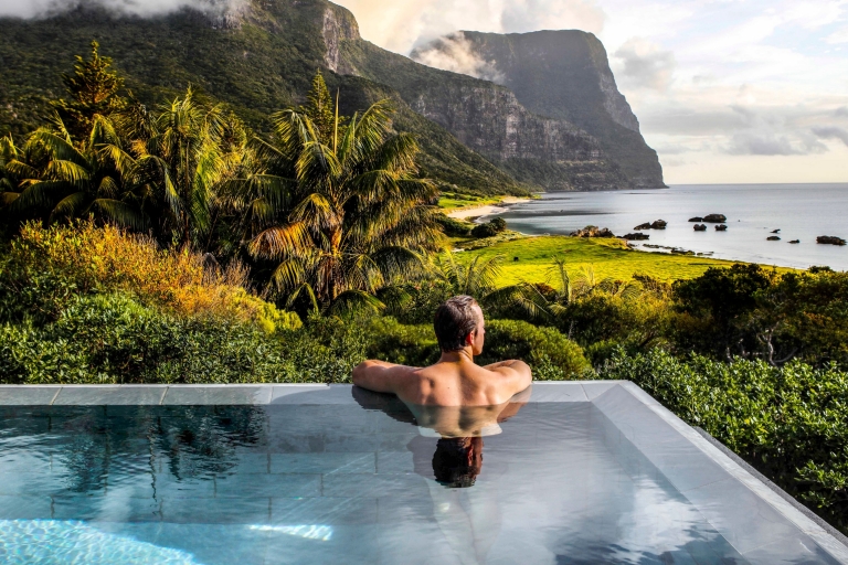 Perenang di tepi kolam renang tanpa batas di Capella Lodge dengan pemandangan ke Lord Howe Island © Baillie Lodges/Capella Lodge