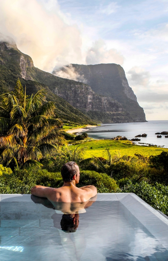 Perenang di tepi kolam renang tanpa batas di Capella Lodge dengan pemandangan ke Lord Howe Island © Baillie Lodges/Capella Lodge