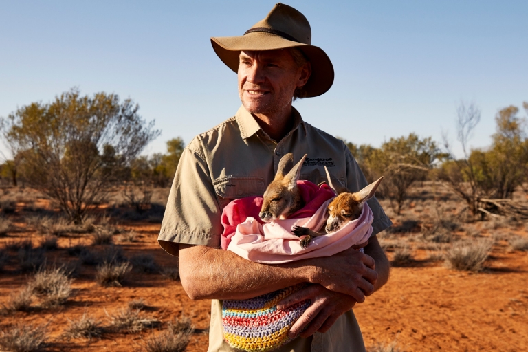 Chris ‘Brolga’ Barns di The Kangaroo Sanctuary, NT © Tourism Australia