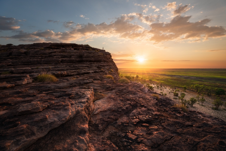 Seorang pria berdiri di atas batu di Ubirr, Kakadu National Park © Tourism NT/Daniel Tran Seorang pria berdiri di atas batu di Ubirr, Kakadu National Park © Tourism NT/Daniel Tran