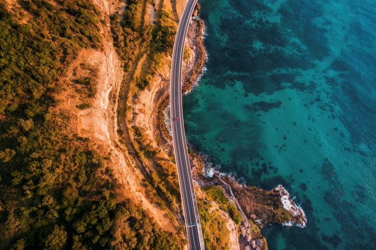 Pemandangan dari udara Sea Cliff Bridge yang membentang di atas samudra di Clifton, New South Wales © Destination NSW