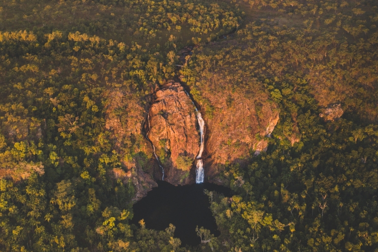 Pemandangan dari udara Wangi Falls dan tanaman hijau di sekitar Litchfield National Park saat matahari terbenam di Northern Territory © Tourism NT/Jackson Groves Pemandangan dari udara Wangi Falls dan tanaman hijau di sekitar Litchfield National Park saat matahari terbenam di Northern Territory © Tourism NT/Jackson Groves