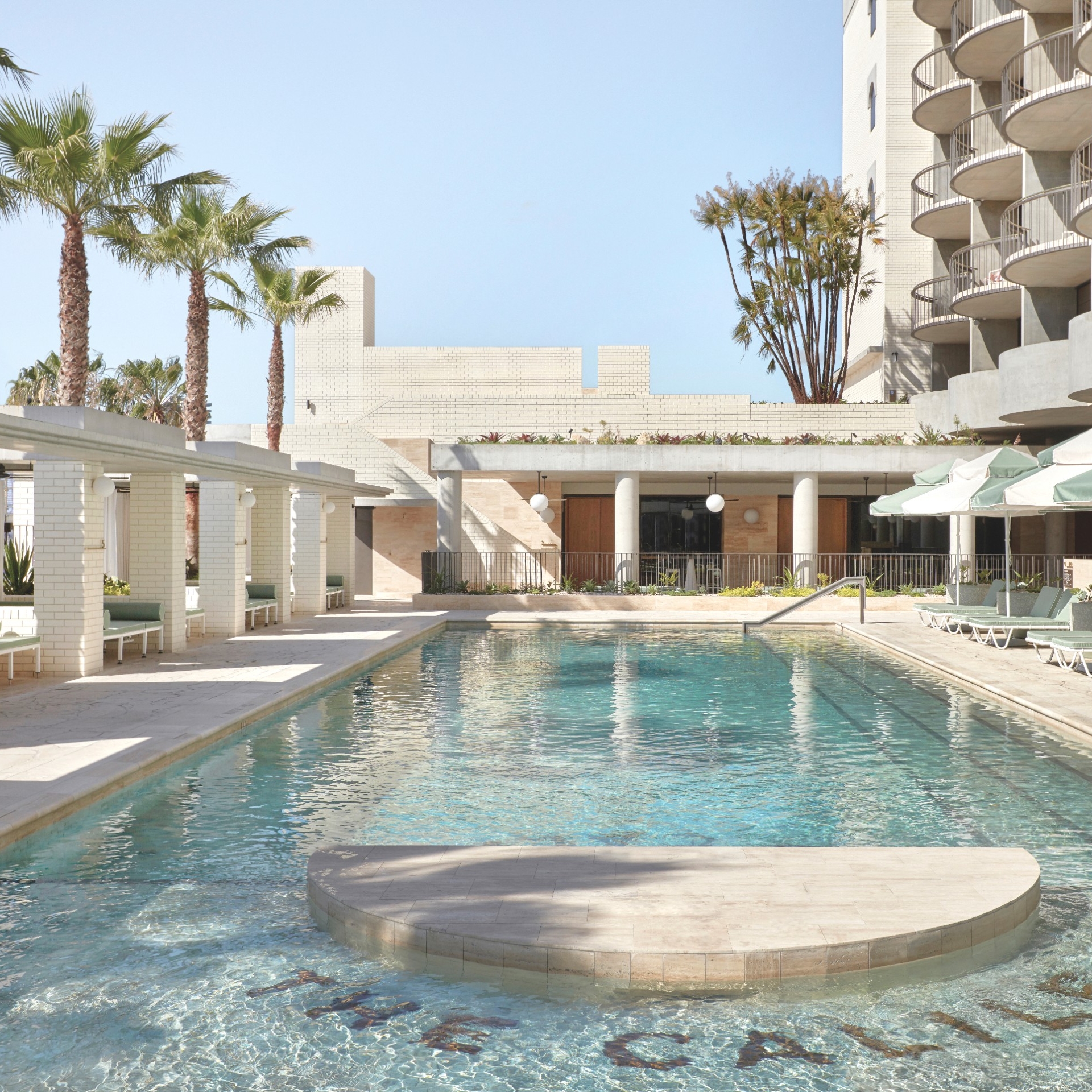 Piscina al Calile Hotel lungo James Street a Brisbane © Sean Fennessy